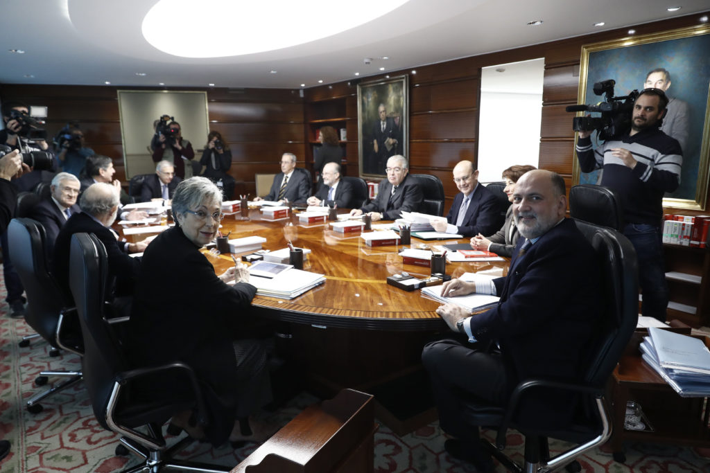 GRA079. MADRID, 29/11/2016.- El presidente del Tribunal Constitucional, Francisco Pérez de los Cobos (d), durante el pleno de la institución celebrado hoy. EFE/Emilio Naranjo ***POOL***